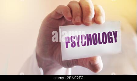 Psychologie Wort auf einer Karte in der Hand des Arztes geschrieben. Antistress Therapie Gesundheitskonzept Stockfoto