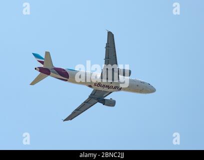 Ein Eurowings Flug kommt am Flughafen Korfu an Land Griechenland griechische Inseln Stockfoto