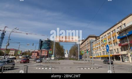 Nowosibirsk, Russland - 04.26.2020: Stadtlandschaft auf alten Gebäuden vermischt mit neuen, Straße mit Autos, Transport und Straßenschilder durch ein alles getrennt Stockfoto