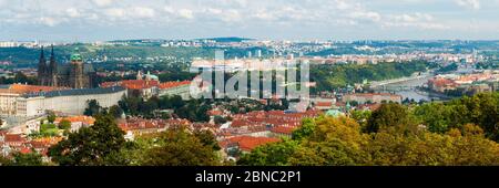 Panoramablick auf die Karlsbrücke und Prag am Abend. Schöner berühmter Ort in Böhmen. Stockfoto