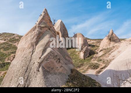 Burg Uchisar, der höchste Gipfel der Region und die bedeutendste Landformation in Goreme, Kappadokien, Türkei. Stockfoto