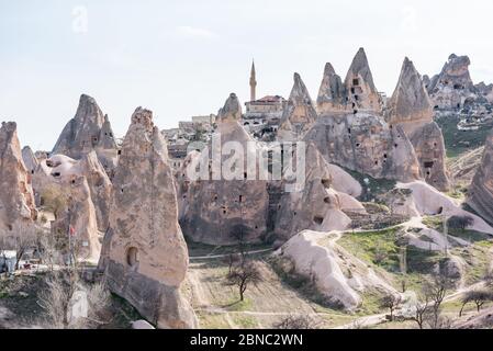 Burg Uchisar, der höchste Gipfel der Region und die bedeutendste Landformation in Goreme, Kappadokien, Türkei. Stockfoto