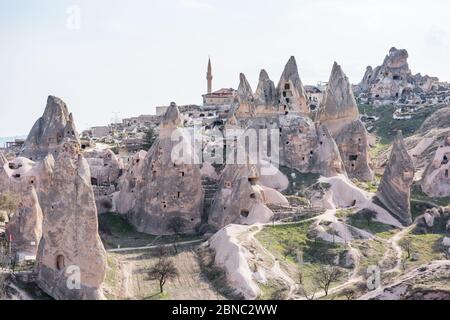 Burg Uchisar, der höchste Gipfel der Region und die bedeutendste Landformation in Goreme, Kappadokien, Türkei. Stockfoto