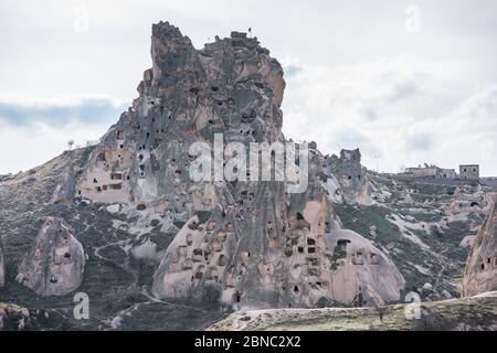 Burg Uchisar, der höchste Gipfel der Region und die bedeutendste Landformation in Goreme, Kappadokien, Türkei. Stockfoto