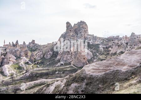 Burg Uchisar, der höchste Gipfel der Region und die bedeutendste Landformation in Goreme, Kappadokien, Türkei. Stockfoto