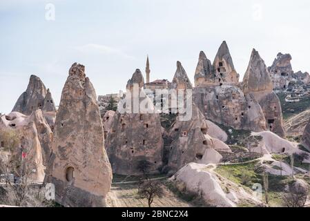 Burg Uchisar, der höchste Gipfel der Region und die bedeutendste Landformation in Goreme, Kappadokien, Türkei. Stockfoto