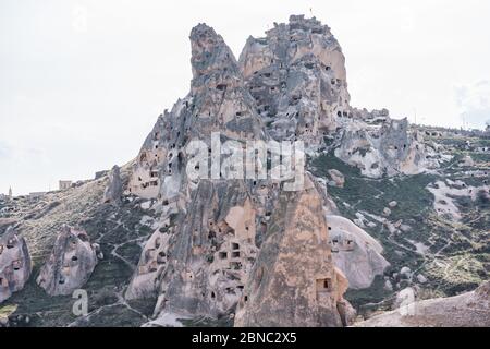 Burg Uchisar, der höchste Gipfel der Region und die bedeutendste Landformation in Goreme, Kappadokien, Türkei. Stockfoto