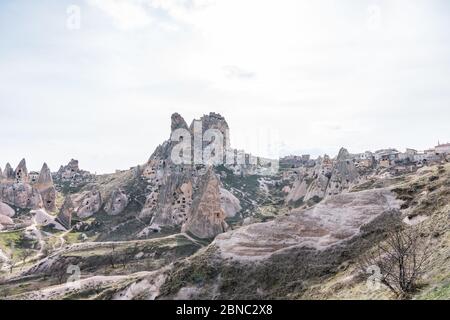 Burg Uchisar, der höchste Gipfel der Region und die bedeutendste Landformation in Goreme, Kappadokien, Türkei. Stockfoto