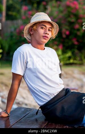 Ein hübscher philippinischer Kerl posiert am Las Cabanas Beach, El Nido, Philippinen. Stockfoto