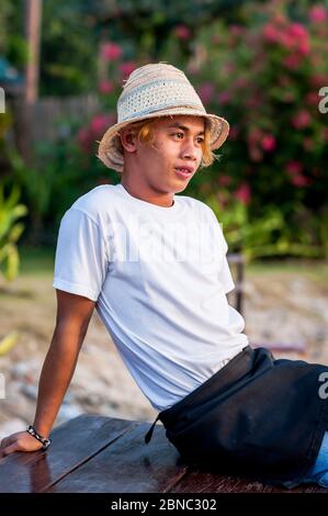 Ein hübscher philippinischer Kerl posiert am Las Cabanas Beach, El Nido, Philippinen. Stockfoto