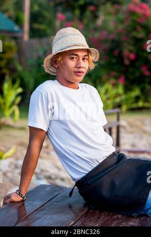 Ein hübscher philippinischer Kerl posiert am Las Cabanas Beach, El Nido, Philippinen. Stockfoto