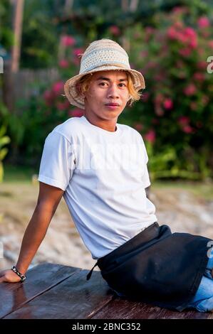 Ein hübscher philippinischer Kerl posiert am Las Cabanas Beach, El Nido, Philippinen. Stockfoto