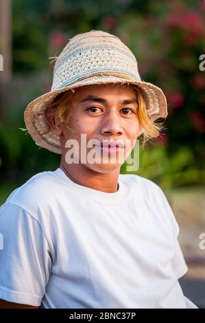 Ein hübscher philippinischer Kerl posiert am Las Cabanas Beach, El Nido, Philippinen. Stockfoto