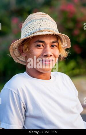 Ein hübscher philippinischer Kerl posiert am Las Cabanas Beach, El Nido, Philippinen. Stockfoto