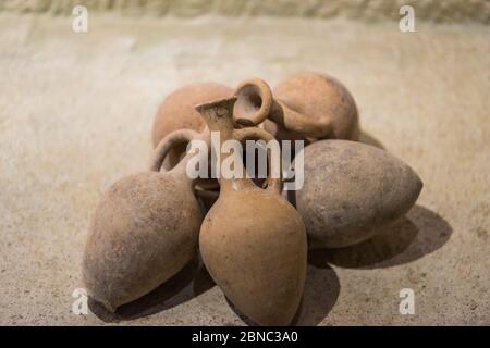 Traditionelle türkische Keramik Töpfe und Gläser in unterirdischen Keramik Museum in Avanos, Kappadokien. Stockfoto