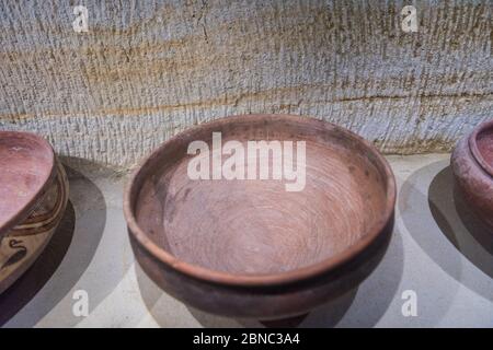 Traditionelle türkische Keramik Töpfe und Gläser in unterirdischen Keramik Museum in Avanos, Kappadokien. Stockfoto