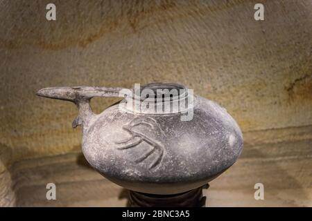Traditionelle türkische Keramik Töpfe und Gläser in unterirdischen Keramik Museum in Avanos, Kappadokien. Stockfoto