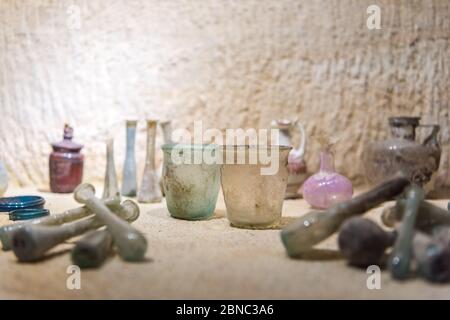 Traditionelle türkische Keramik Töpfe und Gläser in unterirdischen Keramik Museum in Avanos, Kappadokien. Stockfoto