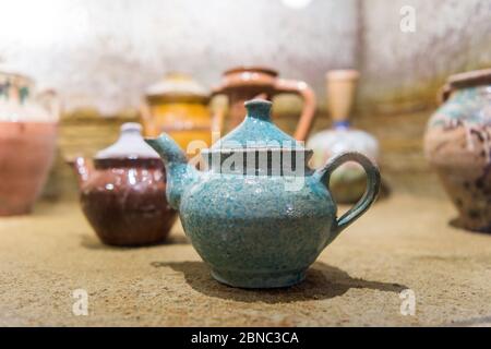 Traditionelle türkische Keramik Töpfe und Gläser in unterirdischen Keramik Museum in Avanos, Kappadokien. Stockfoto