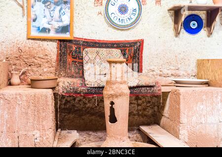 Workshop der türkischen traditionellen Keramik Töpfe und Gläser in unterirdischen Keramik-Shop in Avanos, Kappadokien, Türkei. Stockfoto