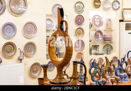 Traditionelle türkische Keramikbecher und -Gläser in unterirdischem Keramikgeschäft in Avanos, Kappadokien. , Türkei. Stockfoto