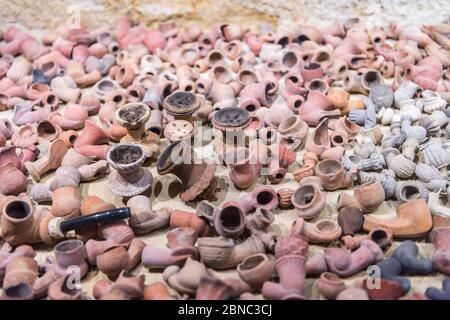 Traditionelle türkische Keramik Töpfe und Gläser in unterirdischen Keramik Museum in Avanos, Kappadokien. Stockfoto