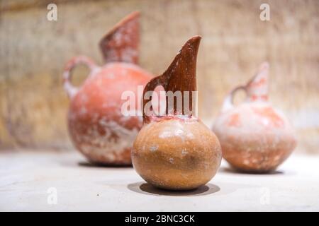 Traditionelle türkische Keramik Töpfe und Gläser in unterirdischen Keramik Museum in Avanos, Kappadokien. Stockfoto