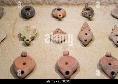 Traditionelle türkische Keramik Töpfe und Gläser in unterirdischen Keramik Museum in Avanos, Kappadokien. Stockfoto