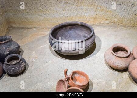 Traditionelle türkische Keramik Töpfe und Gläser in unterirdischen Keramik Museum in Avanos, Kappadokien. Stockfoto