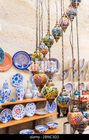 Traditionelle türkische Keramikbecher und -Gläser in unterirdischem Keramikgeschäft in Avanos, Kappadokien. , Türkei. Stockfoto