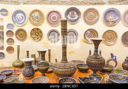 Traditionelle türkische Keramikbecher und -Gläser in unterirdischem Keramikgeschäft in Avanos, Kappadokien. , Türkei. Stockfoto