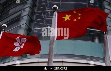 Hongkong, CHINA. Mai 2020. Die Nationalflagge der Volksrepublik China und die Regionalflagge der HKSAR fliegen vor DEM CONVENTION CENTER am Golden Bauhinia Square in Wan Chai. Pro-Peking Gesetzgeber werden erwartet, dass die Förderung und Gesetzgebung der NATIONALEN FLAGGE GESETZ am 27. Diesen Monat auf HKSAR Legislative Council.May-14, 2020 Hong Kong.ZUMA/Liau Chung-ren Kredit: Liau Chung-ren/ZUMA Wire/Alamy Live News Stockfoto