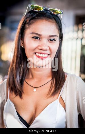 Ein hübsches philippinisches Mädchen mit einem atemberaubenden Lächeln posiert. Stockfoto