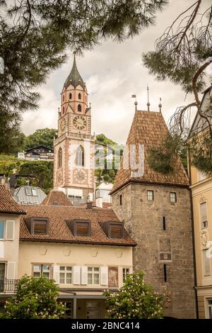 St. Nikolaus Dom (Dom) und Porta Bolzano (deutsches Bozner Tor, englisches Bozner Tor) im Zentrum von Meran, Meran, Südtirol, Südtirol, Stockfoto