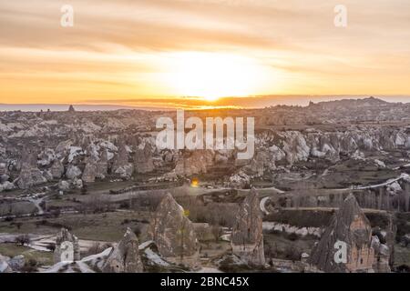 Luftaufnahme der Felsformation im Nationalpark Goreme unter dem goldenen Sonnenlicht am Morgen ,Kappadokien, Türkei. Stockfoto