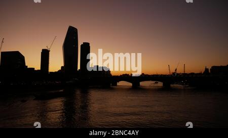 Sonnenuntergang über der Themse, London. Fotografiert von der Millennium Bridge. Stockfoto