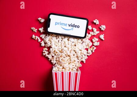 LONDON, Großbritannien - MAI 14 2020: Amazon Prime Video-Logo auf einem Smartphone mit Popcorn Stockfoto