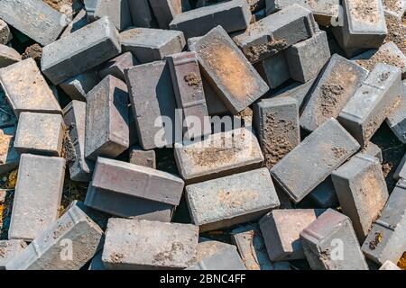 Stapel von Bausteinen, die auf einer Baustelle zusammengeschichtet sind Stockfoto