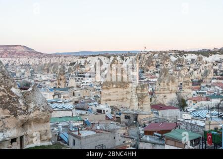 Luftaufnahme von Goreme Stadt mit Höhle Hotel in Felsformation im Nationalpark Goreme unter Sonnenuntergang gebaut, Kappadokien, Türkei. Stockfoto