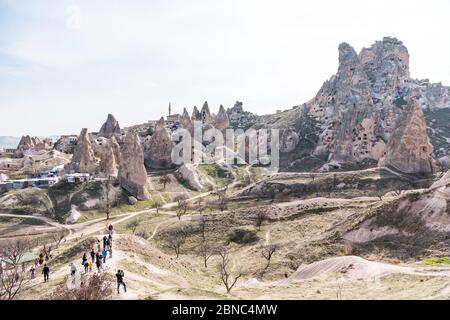 Burg Uchisar, der höchste Gipfel der Region und die bedeutendste Landformation in Goreme, Kappadokien, Türkei. Stockfoto