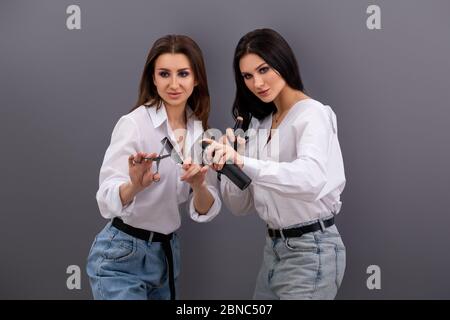 butle von zwei weiblichen Friseure oder Friseure und Künstler, die Schere, Kamm, Spray Stockfoto