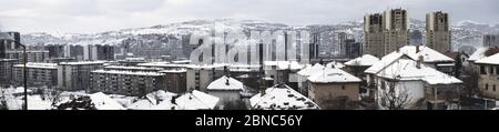 23. Februar 1994 während der Belagerung von Sarajevo: Blick von Hrasno nach Grbavica und darüber hinaus, von einer bosnisch-serbischen Scharfschützenposition in Vraca, südlich der Sniper Alley. Stockfoto