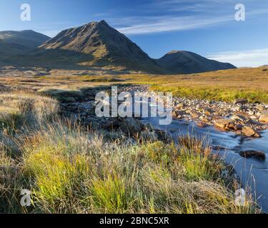 Stob A' Glais Choire und Sron na Creise bei Sonnenaufgang vom Fluss Coupall, Glencoe, Schottland Stockfoto