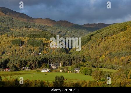 Blick in Richtung der katholischen Kirche in Cannich, nahe Glen Affric, kurz nach Sonnenaufgang. Der Eingang zum Glen Cannich ist dahinter sichtbar. Stockfoto