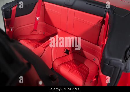 Rote Leder-Beifahrersitze im Cabrio-Sportwagen Stockfoto