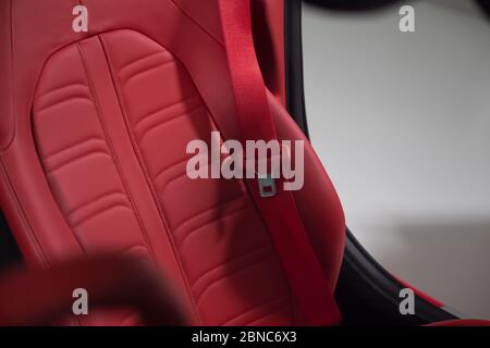 Roter Ledersitz in einem modernen Luxuswagen Stockfoto