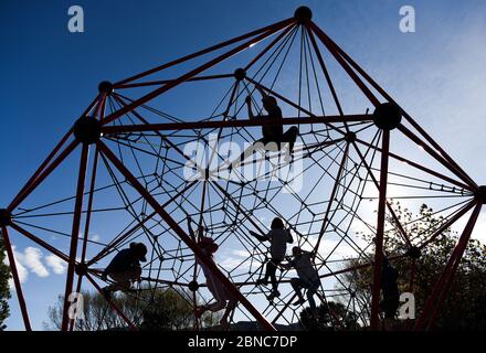 Wellington, Neuseeland. Mai 2020. Kinder spielen in einem Park in Wellington, Neuseeland, 14. Mai 2020. Neuseeland meldete am Donnerstag drei aufeinander folgende Tage lang keine neuen COVID-19-Fälle, da das Land Mittwoch Mitternacht auf die Alarmstufe 2 herunterzog, um die Wirtschaft wieder in Gang zu bringen. Kredit: Guo Lei/Xinhua/Alamy Live News Stockfoto