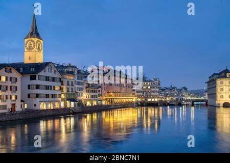 Blick auf das Stadtzentrum von Zürich mit berühmten historischen Häusern und der Limmat, Kanton Zürich, Schweiz Stockfoto