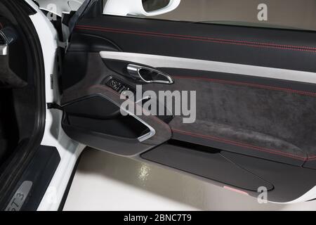 LONDON, GROSSBRITANNIEN - 12. Sep 2017: Innenansicht eines weißen Porsche GT3-Türbands Stockfoto