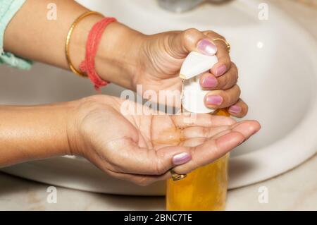 Frau Hände in Nahaufnahme Gießen Handwäsche flüssiges Gel für die Aufrechterhaltung der Hygiene als Covid 19 Bewusstsein Stockfoto